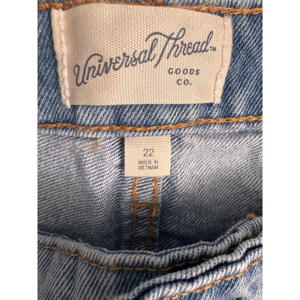 Universal Thread Womens 90s Baggy Bermuda Shorts Light Wash Distressed Denim 22